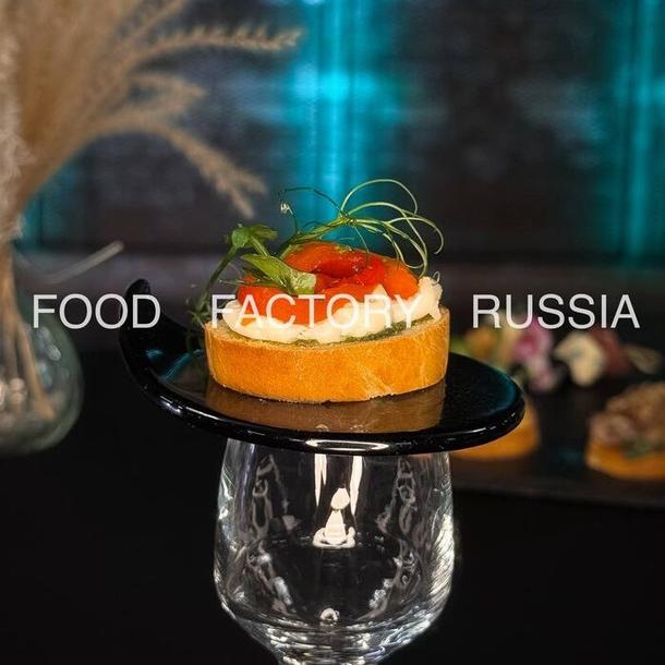 Мини-брускетта с печеным перцем и моцареллой