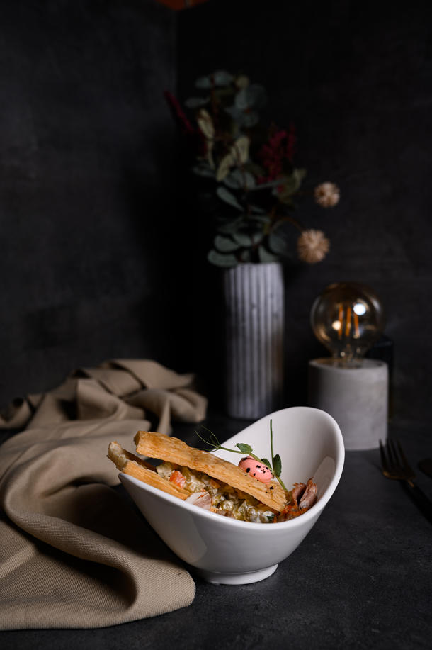 Салат Оливье с бужениной в коржах из слоеного теста Салат Оливье с бужениной в коржах из слоеного теста