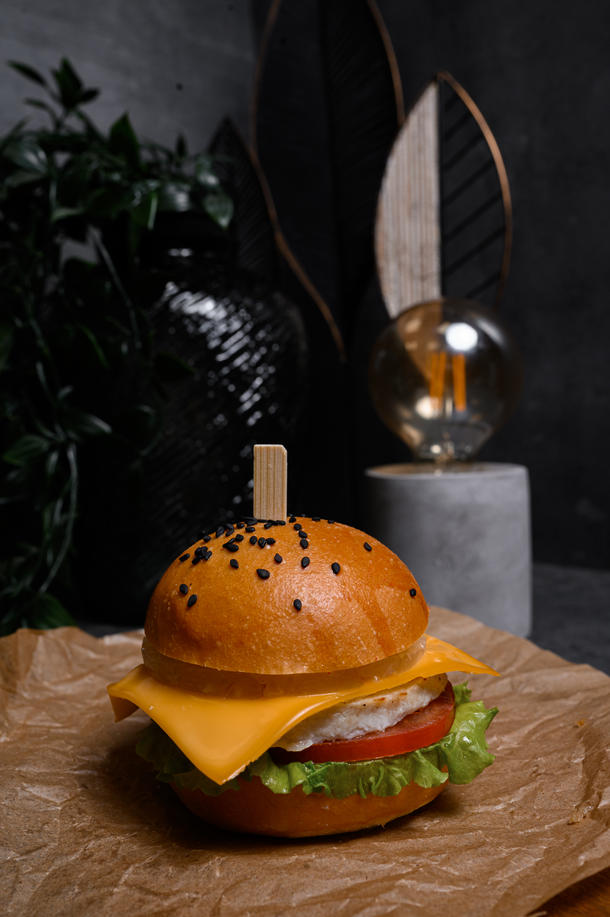 Бургер с куриной котлеткой и ананасом-гриль