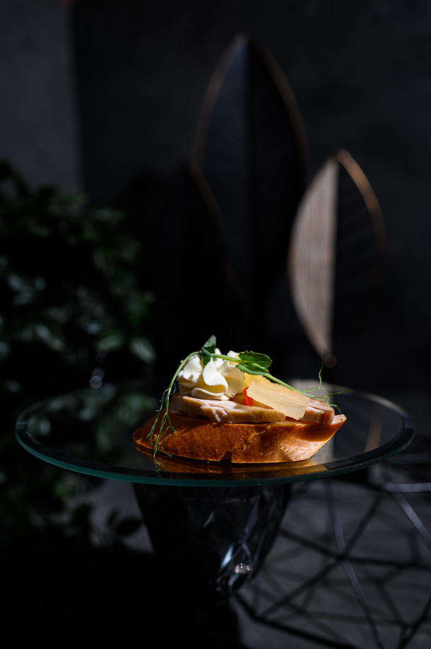 Брускетта-рулетик куриный с ананасом на печеном багете Брускетта-рулетик куриный с ананасом на печеном багете