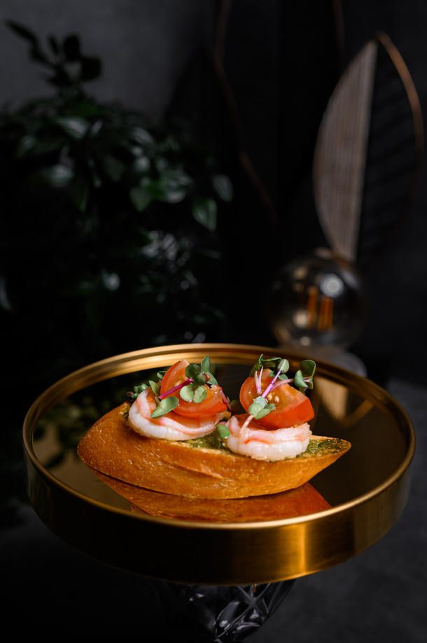 Креветка на багете с соусом песто