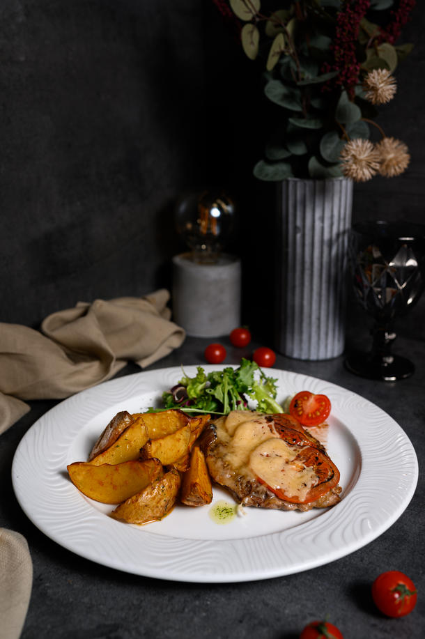 Свинина с томатом и картофельными дольками