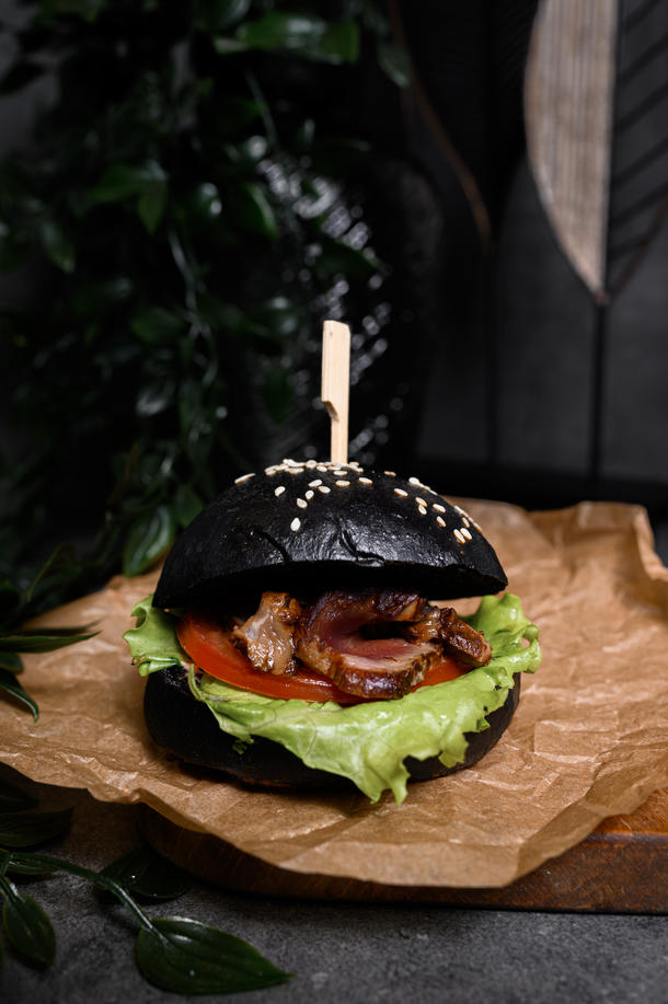 Бургер с ростбифом на черной булочке