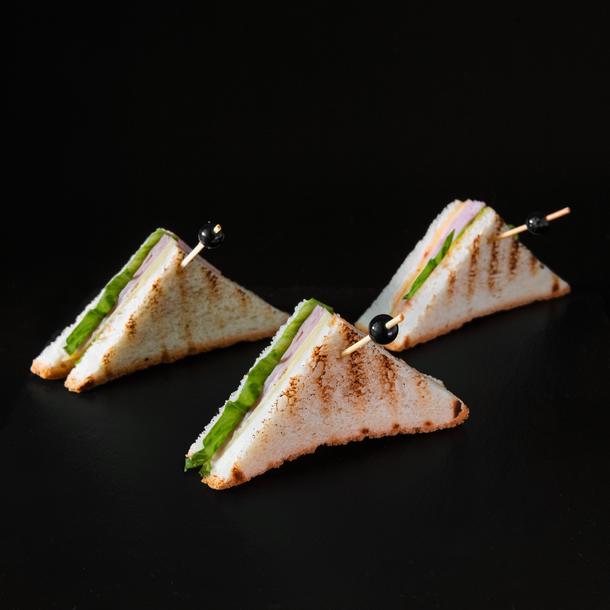 Мини-сэндвич с сыром и ветчиной
