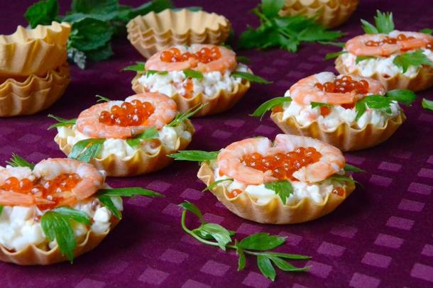 Тарталетка с креветками, икрой и сыром фета Тарталетка с креветками, икрой и сыром фета