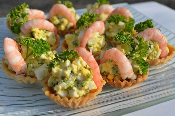 Тарталетка с креветкой, яйцом и кукурузой Тарталетка с креветкой, яйцом и кукурузой