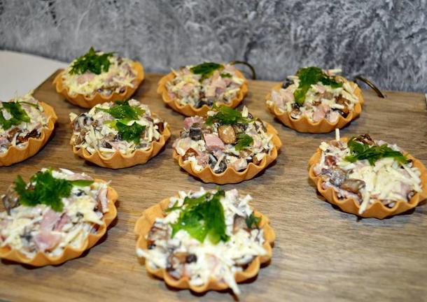 Тарталетка с курицей, шампиньонами и сыром Тарталетка с курицей, шампиньонами и сыром