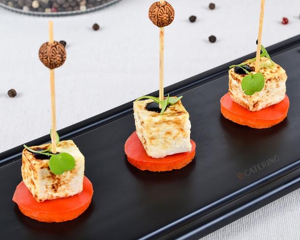 Канапе жареной курочкой, соусом бальзамик и помидоркой Канапе жареной курочкой, соусом бальзамик и помидоркой