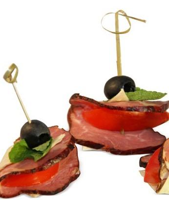 Канапе с мясным орехом, помидоркой, маслинкой и мятой Канапе с мясным орехом, помидоркой, маслинкой и мятой
