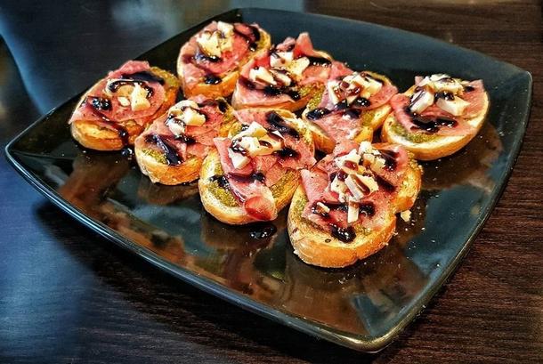Брускетт с беконом, сыром Дор-блю и соусами капрезе и бальзамик Брускетт с беконом, сыром Дор-блю и соусами капрезе и бальзамик