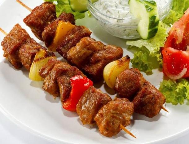 Шашлык из свиной шеи с овощами на гриле Шашлык из свиной шеи с овощами на гриле