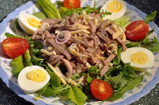Салат с говяжьим языком, миксом салатов, руколой и перепелиным яйцом
