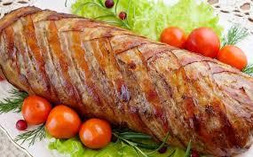 Рулет из мясного фарша с сыром и ветчиной в беконе.