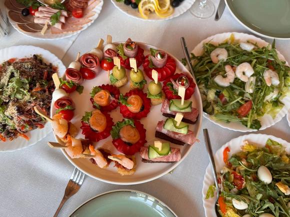 Доставка блюд и напитков на 85 персон в Новосибирске