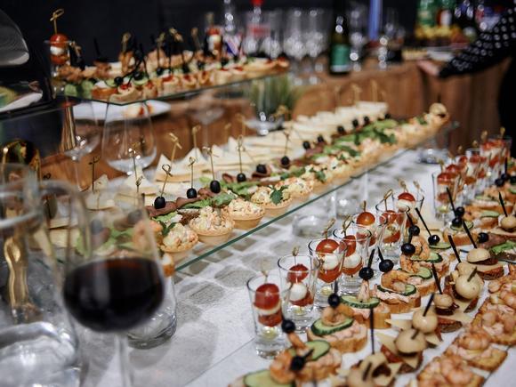 Фуршетное меню с салатиками и шашлычкамина 75 персон в Новосибирске