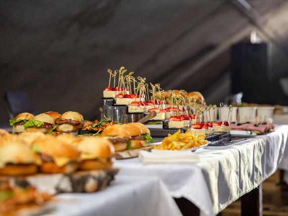 Сытное меню с бургерами и салатиками на 30 персон в Новосибирске