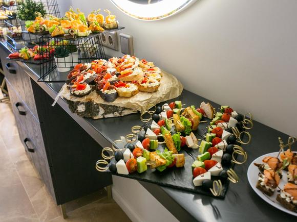 Фуршетное меню с шашлычками и салатиками на 50 персон в Новосибирске