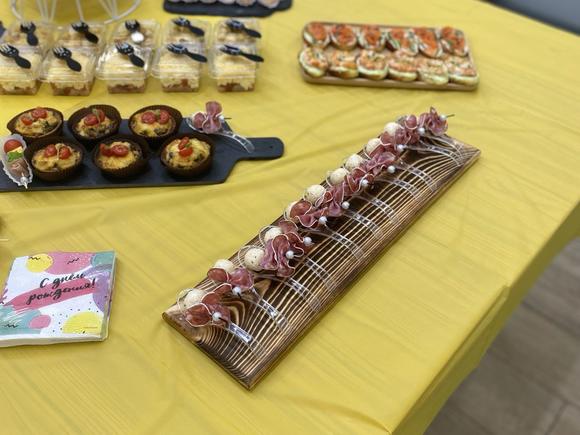 Фуршет с разными закусками на 35 человек в Новосибирске