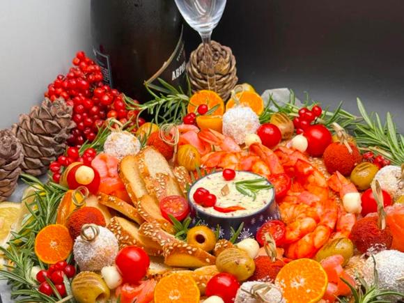 Праздничное новогоднее меню на 31 декабря на 16-20 персон в Новосибирске