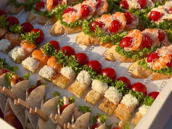 Доставка блюд и напитков на 52 персоны в Новосибирске