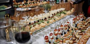 Фуршетное меню с салатиками и шашлычкамина 75 персон