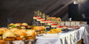 Сытное меню с бургерами и салатиками на 15 персон