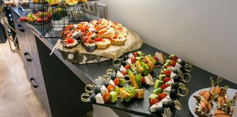 Фуршетное меню с шашлычками и салатиками на 70-75 персон